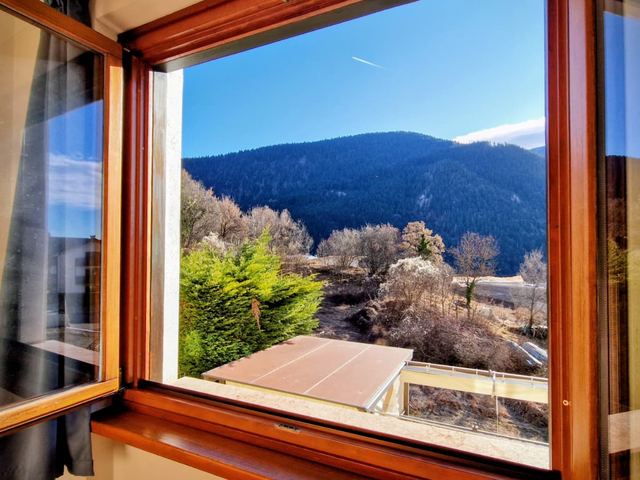 Vista sulle montagne dalla finestra della camera
