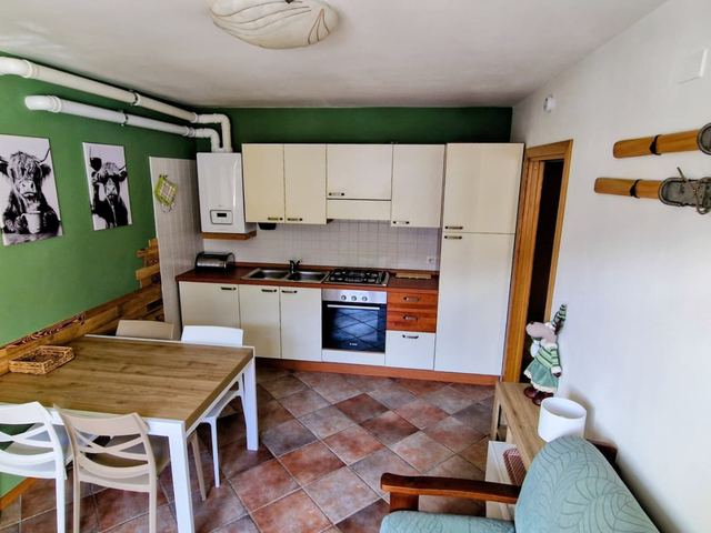 Zona giorno con cucina e tavolo da pranzo