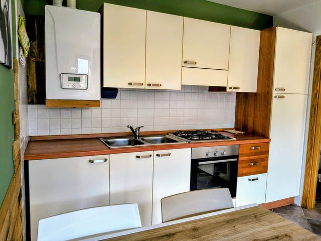 Cucina attrezzata con forno e piano cottura a gas