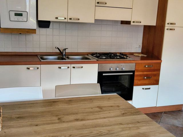 Cucina vista dal tavolo da pranzo