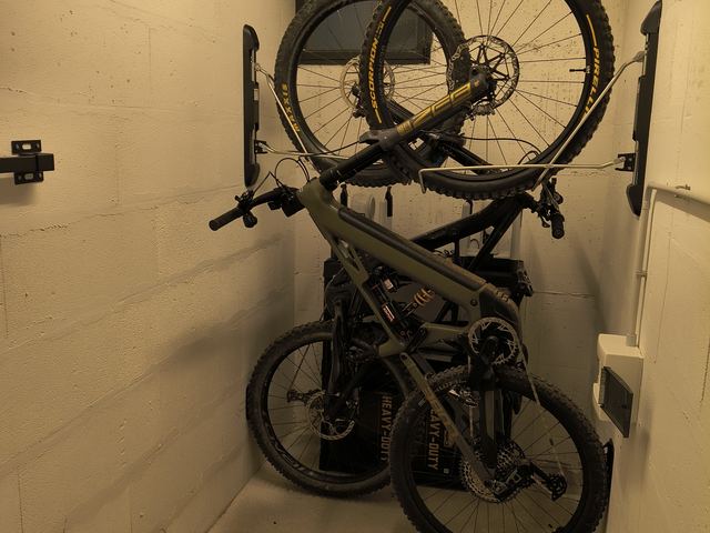 Deposito con supporti a parete per biciclette ed e-MTB