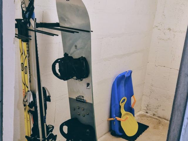Sci e snowboard nel deposito invernale