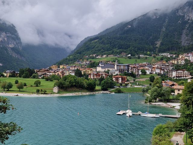 Il paese di Molveno affacciato sul lago
