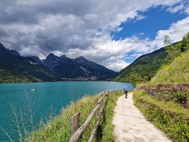 Passeggiata lungo il lago di Molveno