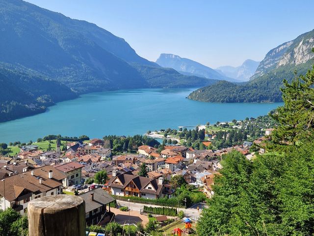 Molveno e il lago visti da un sentiero in quota