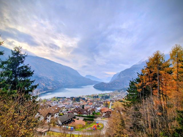 Molveno in autunno, tra larici e lago