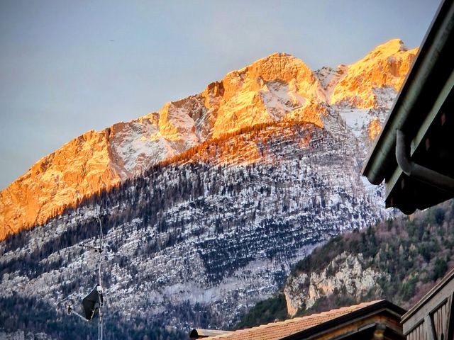 Le montagne sopra Molveno accese dal tramonto