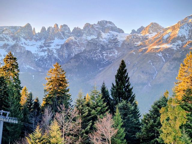 Dolomiti di Brenta e larici in autunno