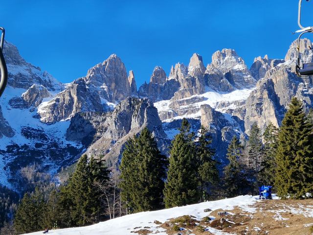 Seggiovia con vista sulle Dolomiti di Brenta in inverno