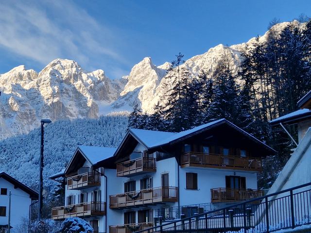 Case innevate sotto le Dolomiti di Brenta
