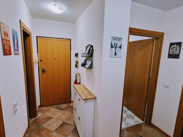 Ingresso dell'appartamento con mobile e appendiabiti