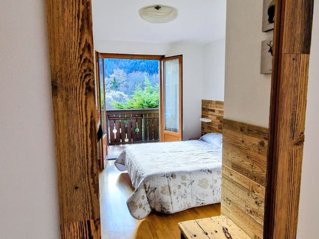Specchio con cornice in legno di recupero