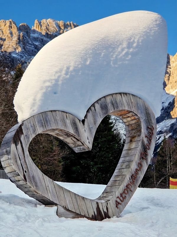 Il cuore in legno dell'Altopiano del Pradel sotto la neve, con le Dolomiti di Brenta