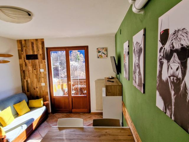 Soggiorno con divano e pareti decorate