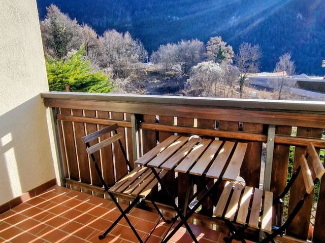 Balcone con tavolino e sedie al sole