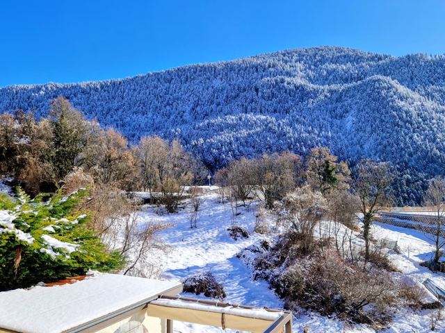 Vista sulle montagne innevate dal balcone